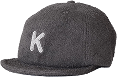 グレーの帽子の画像