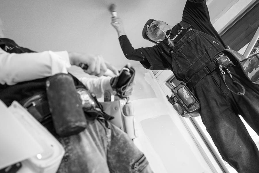 WISEのスタッフが作業しているモノクロ画像